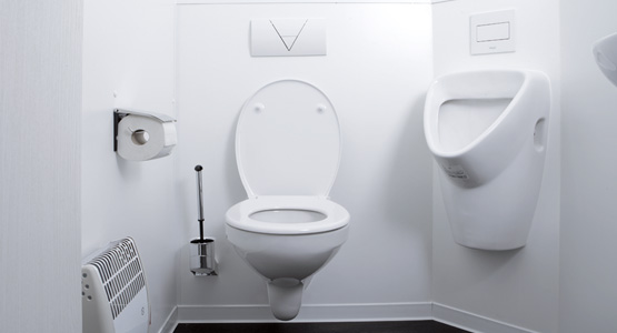 Mobilní WC Mobilní toaleta a pisoár uvnitř sanitárních kontejnerů.