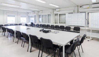 Rozsiahla administratívna budova Rozsiahla administratívna budova z kontajnerových kancelárií s kompletným vybavením
