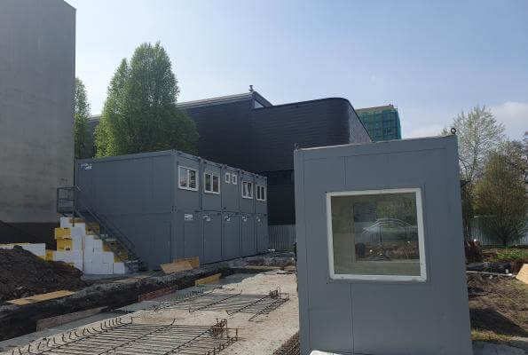 Dvojpodlažné stavebné bunky s oknami