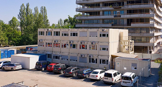 Stavebné bunky na mieru Niekoľko stavebných buniek tvorí jednu veľkú viacpodlažnú kontajnerovú budovu.